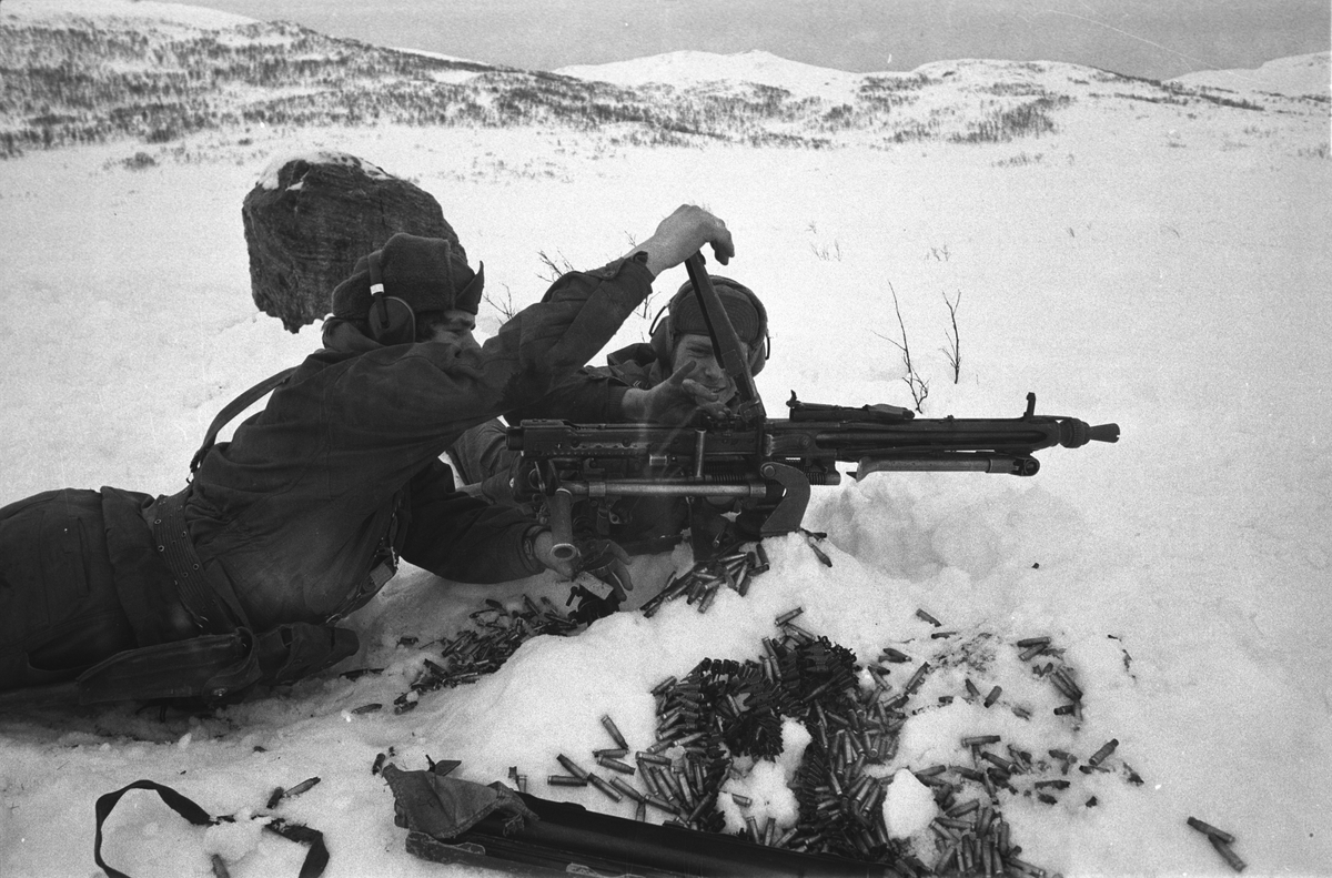 Befalsskolen Nord Norge, vinterskyting på Melå-platået. To befalsskoleelever lader et maskingevær.