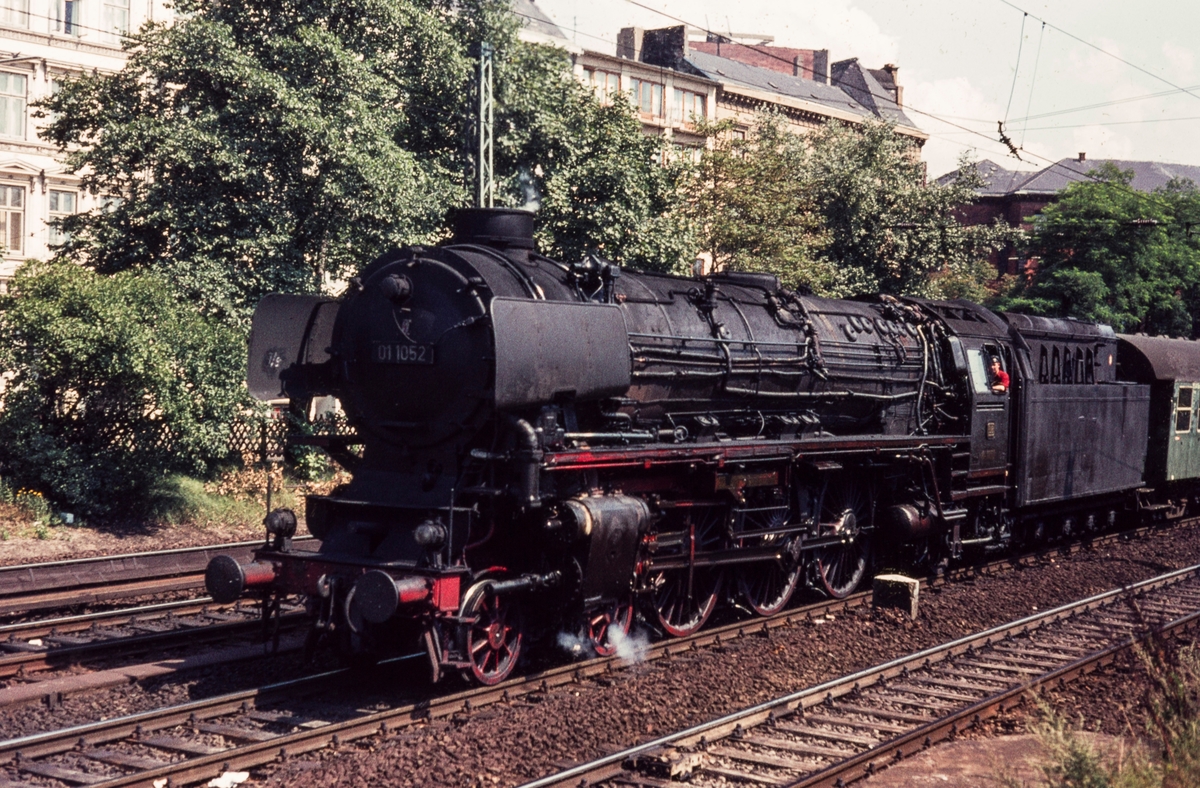 Tysk damplokomotiv DR-Baureihe 01 nr. 1052 med persontog.