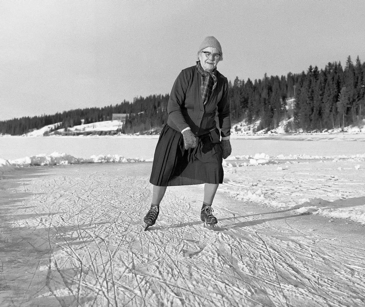 Bilde fra 1964 viser 80-årige Karoline Nergaard som går på skøyter på Osensjøen i Trysil. (Foto/Photo)
