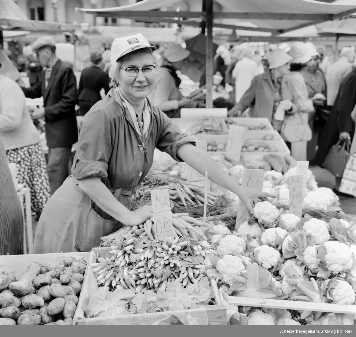 Youngstorget: Torgsalg. Fine nye grønnsaker på torget. Juni 1961