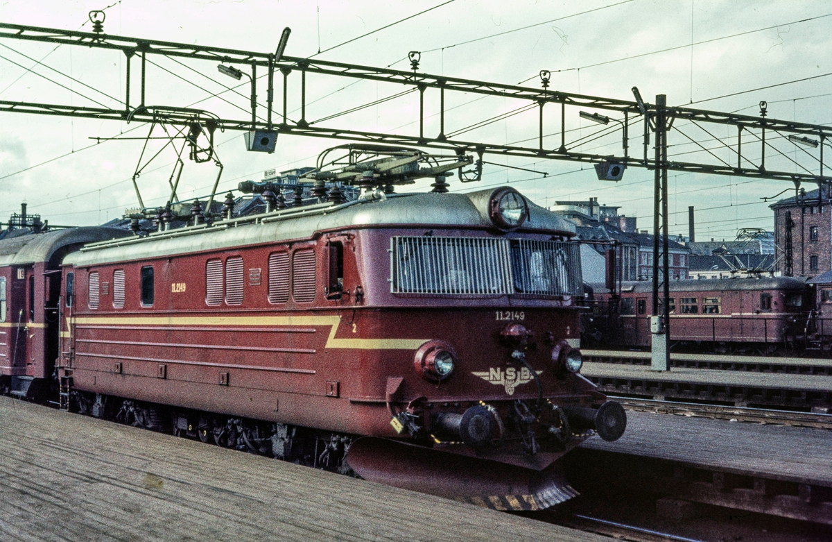 Elektrisk lokomotiv El 11 2149 med persontog på Oslo Østbanestasjon.