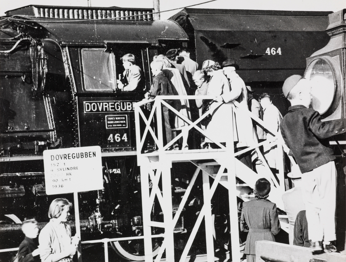 NSBs 100 års jubileumsutstilling i Oslo i september 1954. NSBs damplokomotiv type 49a 464 Dovregubben.