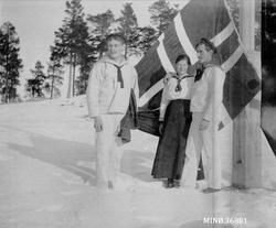 Heisflagging på Jonasvollen 1919. Sigvard, Dagmar og Melchio