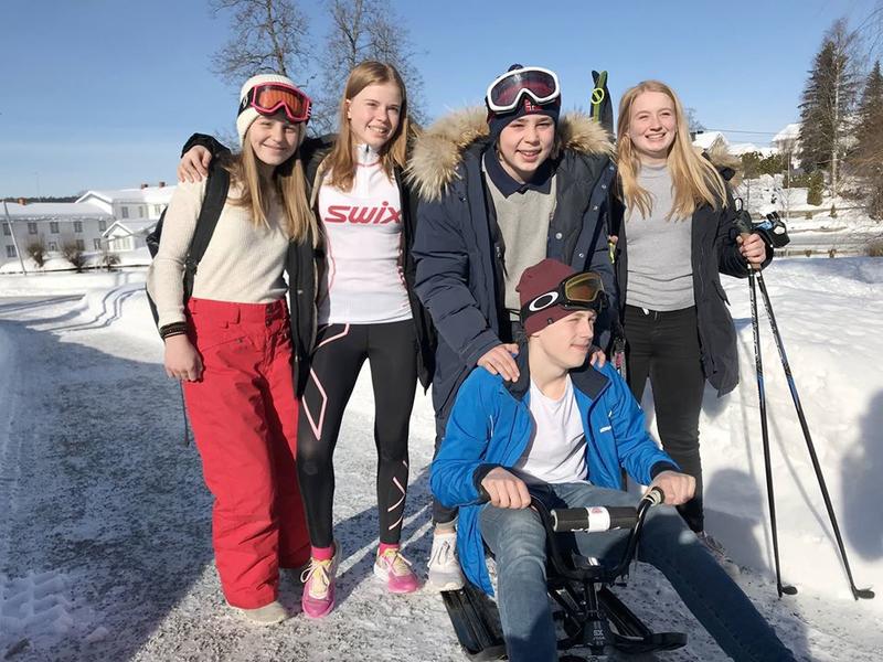 Gruppa fra Nannestad fremførte sin idé som et rollespill med både ski og kjelke på scena. Idéen om et eget lokalt OL for ungdom i bygda ble premiert med en tredjeplass. (Foto/Photo)
