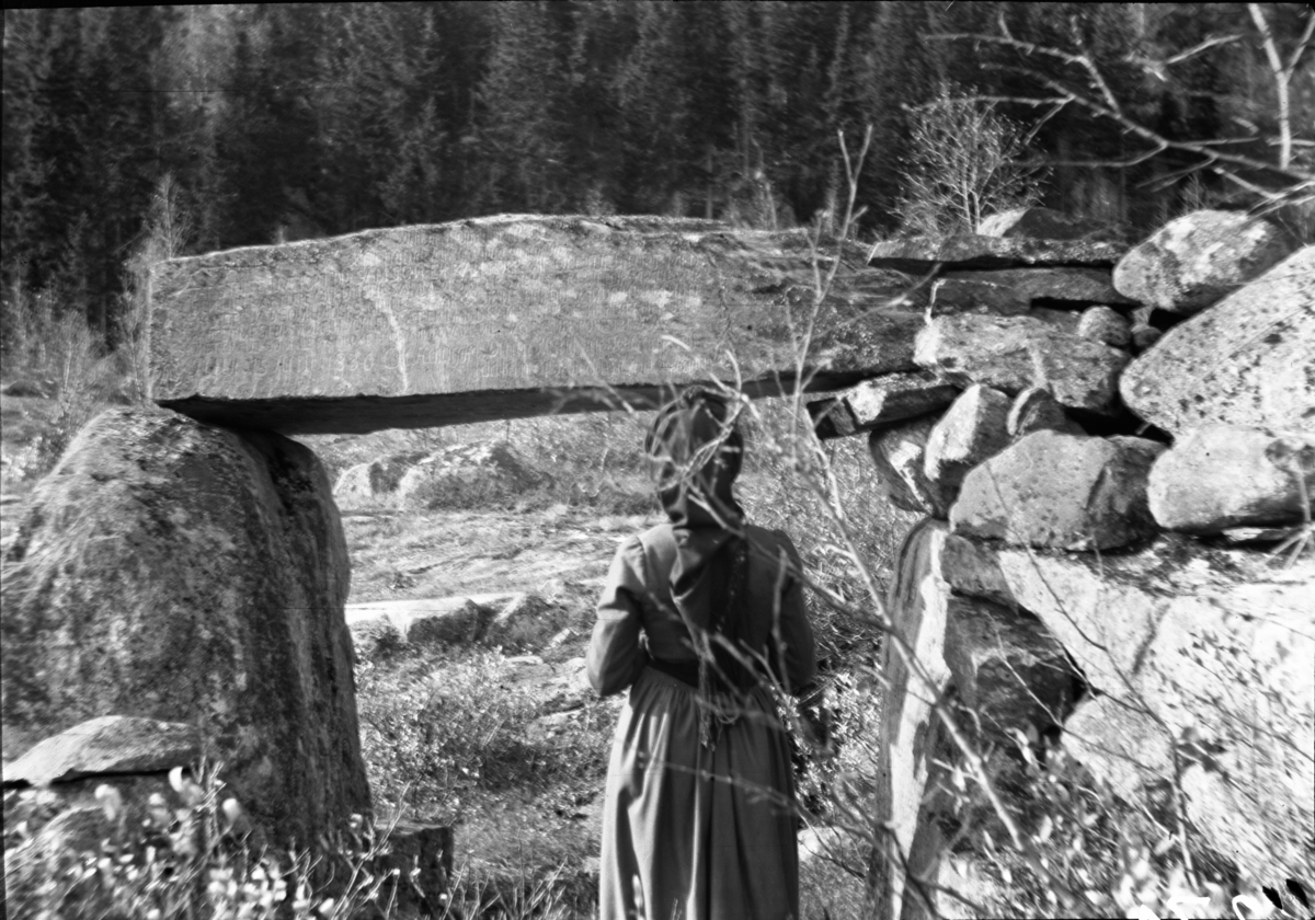 Rikard Berges fotoarkiv. Johanna Bugge Berge ved Gjuveporten. Fotografert 1912.