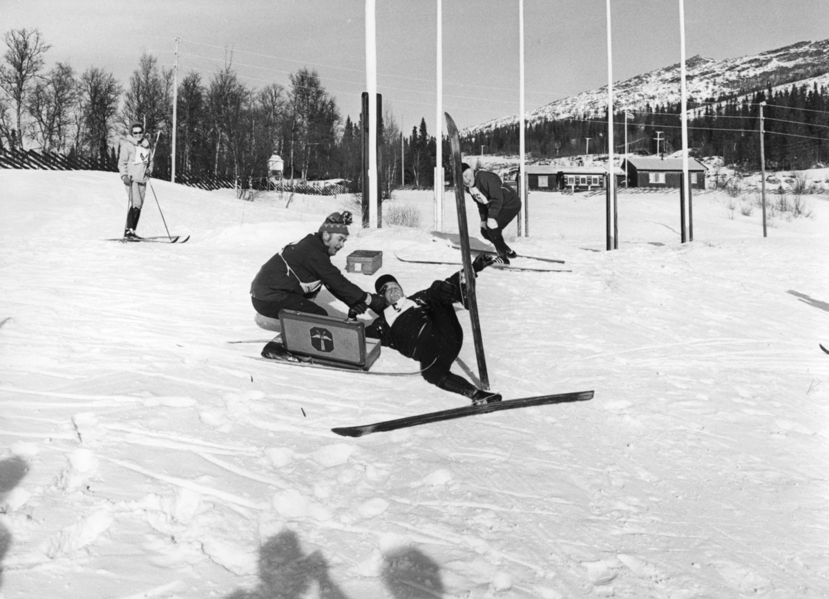 Kjell Aukrust (bak), Vidar Sandbeck og Dagfinn Grønoset på bakken. Skjæringfjell, februar 1972