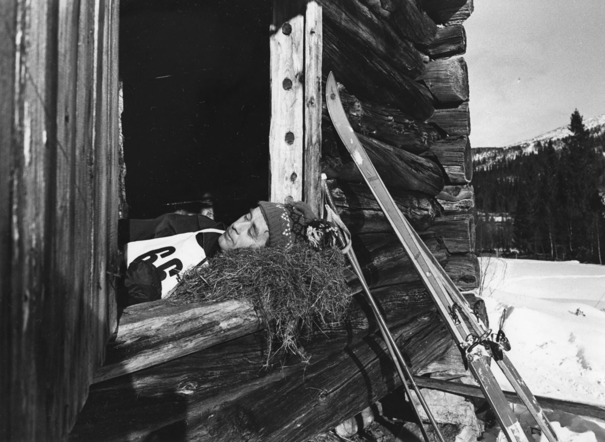 Vidar Sandbeck sover på høy. Skjæringfjell, februar 1972