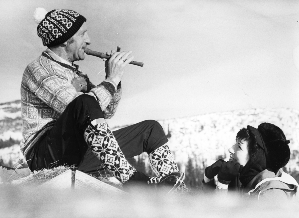Egil Storbekken spiller tussefløyte.Rise Geønoset ser på. Skjæringfjell, februar 1972