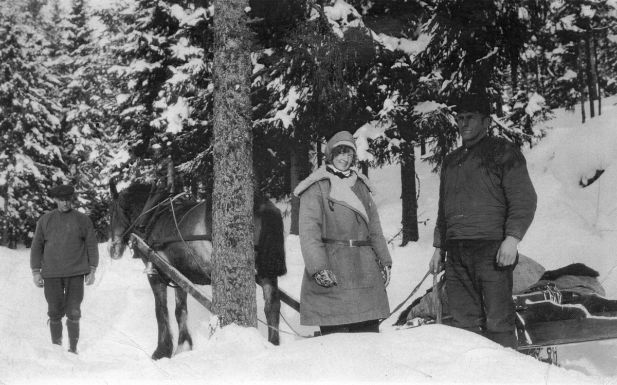 Like nord for Køyvollbrua i Knapper i 1931. F.v. Kristoffer Bjørklund (f.1875), Elisabeth Brockmann Moe (kona til forstmesteren), og t.h. Olaf Oppi (Søbakk, f. 1895). Foto: Forstmester O.P. Moe.