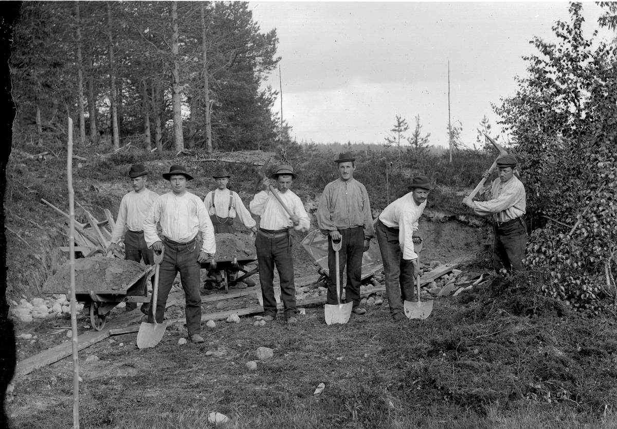 Dokumentasjon av arbeid med et veiprosjekt, ant i Trysil. Ukjente arbeidere. Vegbygging. Dessverre har vi ikke fått bekreftet opplysninger om hvilket prosjekt det er, men det kan være fra 1913, og bygging av vegen mellom Nybergsund og Innbygda.
