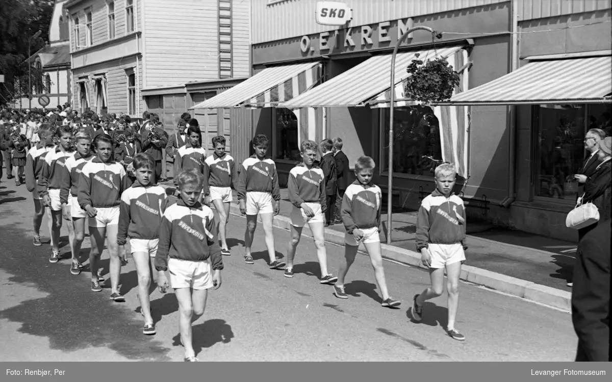Turnstevne i Levanger, fra opptoget i gata, deltakerer fra døveskolen.