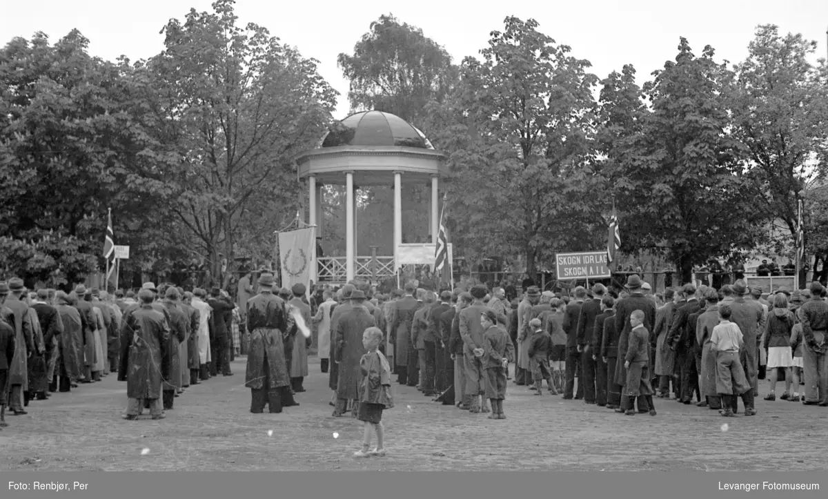 Idrettens dag  juni 1945, ved  Paviljongen, Skogn idrettslag, tilhørende arbeiderbevegelsen.
