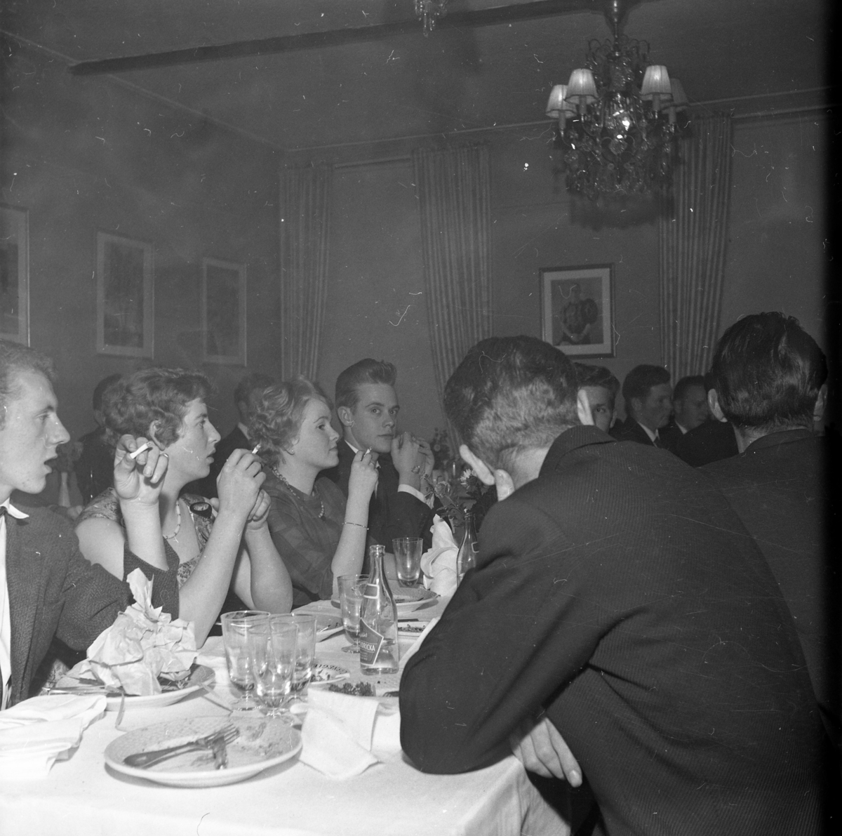 Troligen årsmöte för Ölmstad IS, november 1960. Oidentiferade rökande kvinnor och män vid middagsbord. Tvåa fr vänster är Dotty Karlsson