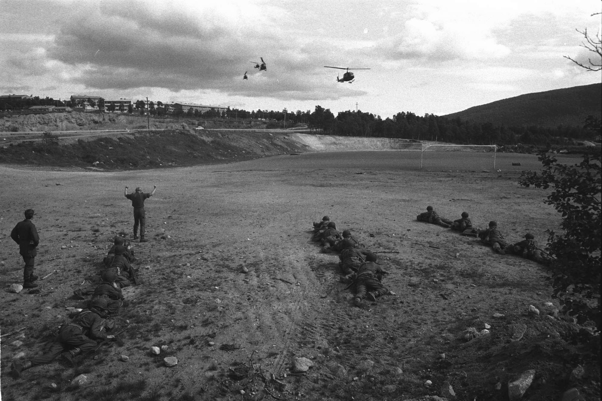 Soldater fra 3. bataljon øver med Bell-helikoptre.