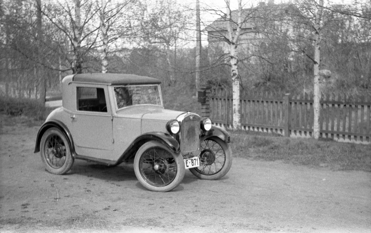 Bil avbildet på gårdsplassen på Odberg, Kraby, Ø.Toten. Bildene er fra mai 1952, og bilen tilhørte på den tida Ole Majer. Det har vært delte meninger om type bil, men etter mye om og men er det nå bragt sikkert på det rene at det er en Austin Seven Coupe 1928 modell med skilt nr. E-871.