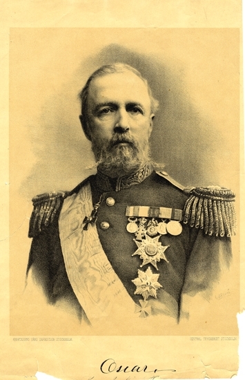 Litografi.
Porträtt av Oscar II i generalsuniform med ordnar m.m.