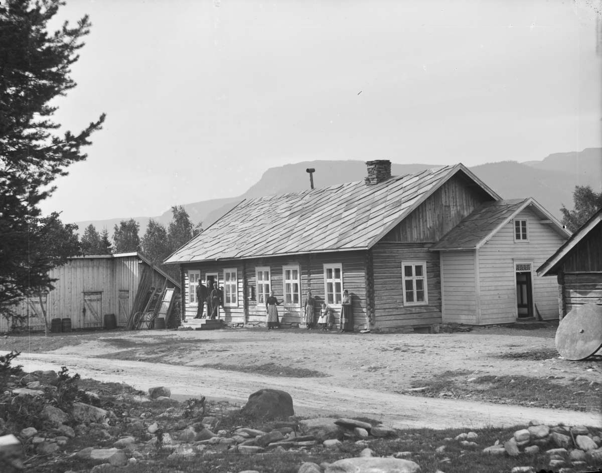 Tromsa-butikken i Myre, Tromsnes, Fåvang sentrum langs Nye Kongevegen med Årneskampen i bakgrunnen.