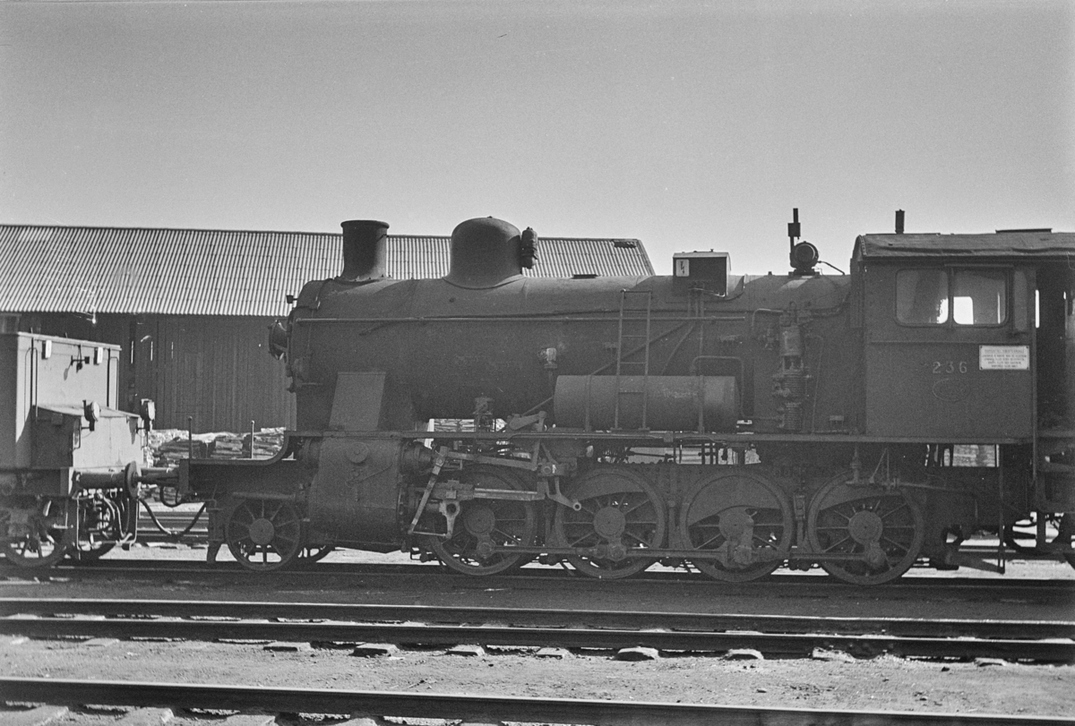 Damplokomotiv type 24b nr. 236 avvventer revisjon ved verkstedet Marienborg i Trondheim.