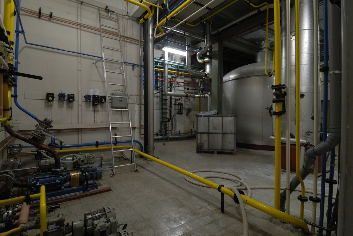 Bilder fra Arcus sitt anlegg på Hamar, Rektifikasjonsanlegget. Vinmonopolet. Nå er vi kommet inn i 1. et. i apparattårnet der destillasjonen foregikk.