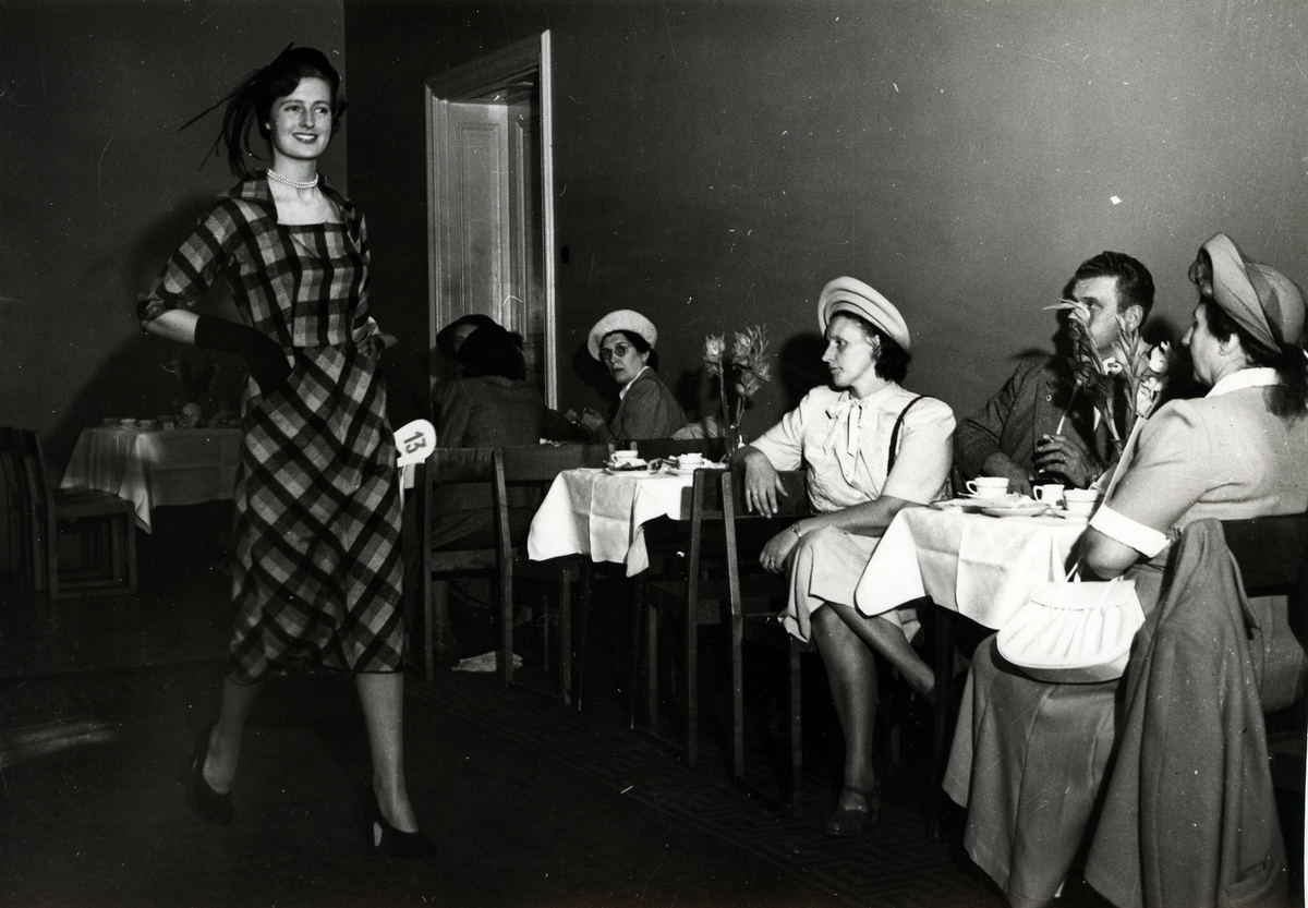 Modevisning i Kalmar på 1940-talet.