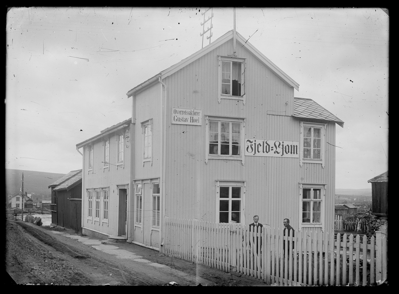 Redaksjons- og trykkelokalet for avisa Fjell-Ljom i 1917. Avbildede personer fra høyre: Ole H. Strømmevold (1881-1942) og Kristian Floor (1877-1926).