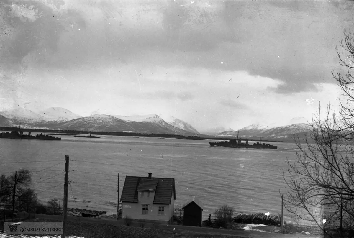 "Det første britiske krigsskip på vei inn Moldefjorden 13.04.1940"
