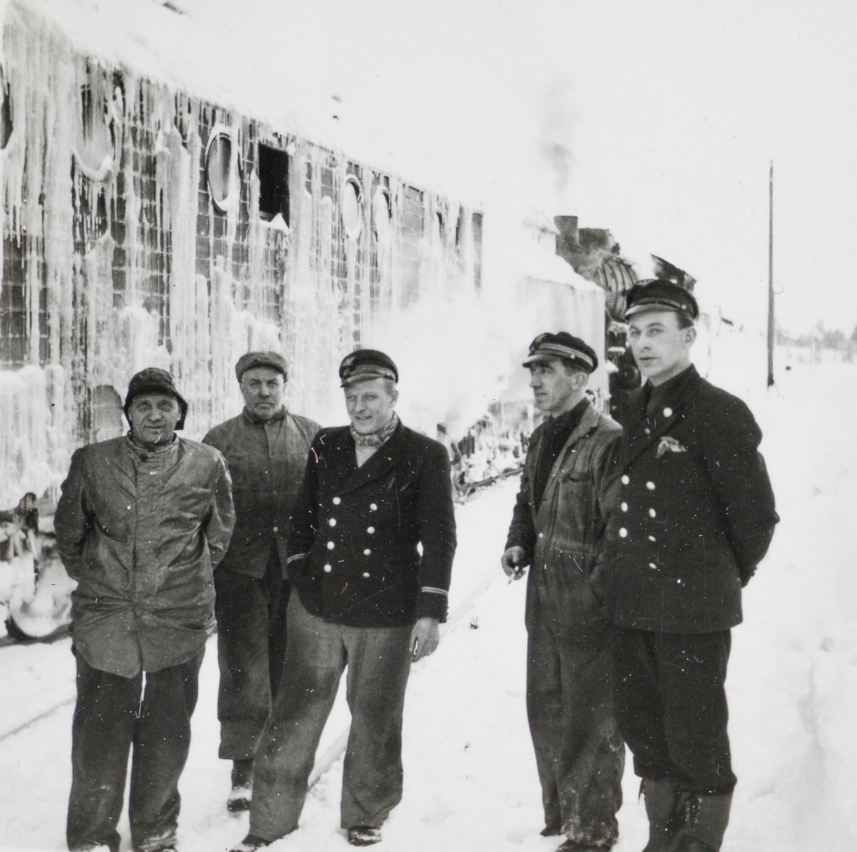 Jernbanepersonale foran dampdrevet roterende snøplog type III på Nordlandsbanen.