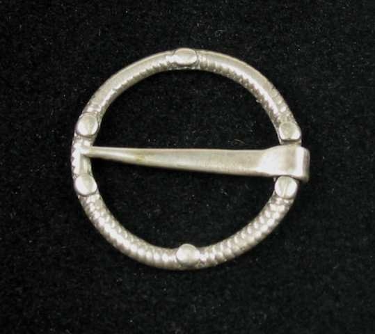Ringsprette av sølv med ring av skruetråd pålagt knopper. Det er en på hver side like inntil tornens feste og spiss. Dessuten en på hver buehalvdel mellom disse.