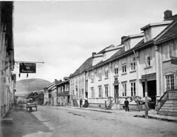 Repro: Storgata, Lillehammer i 1863 eller 1864, sett fra nr.
