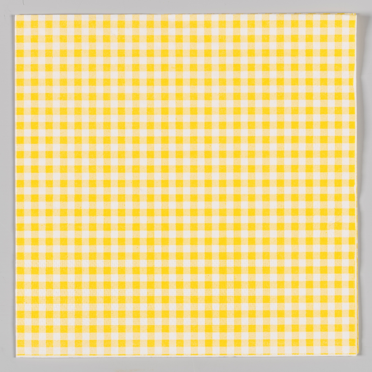 En gul og hvit rutete serviett.