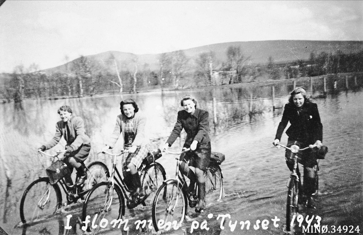 Syklister i flommen på Tynset 1943.