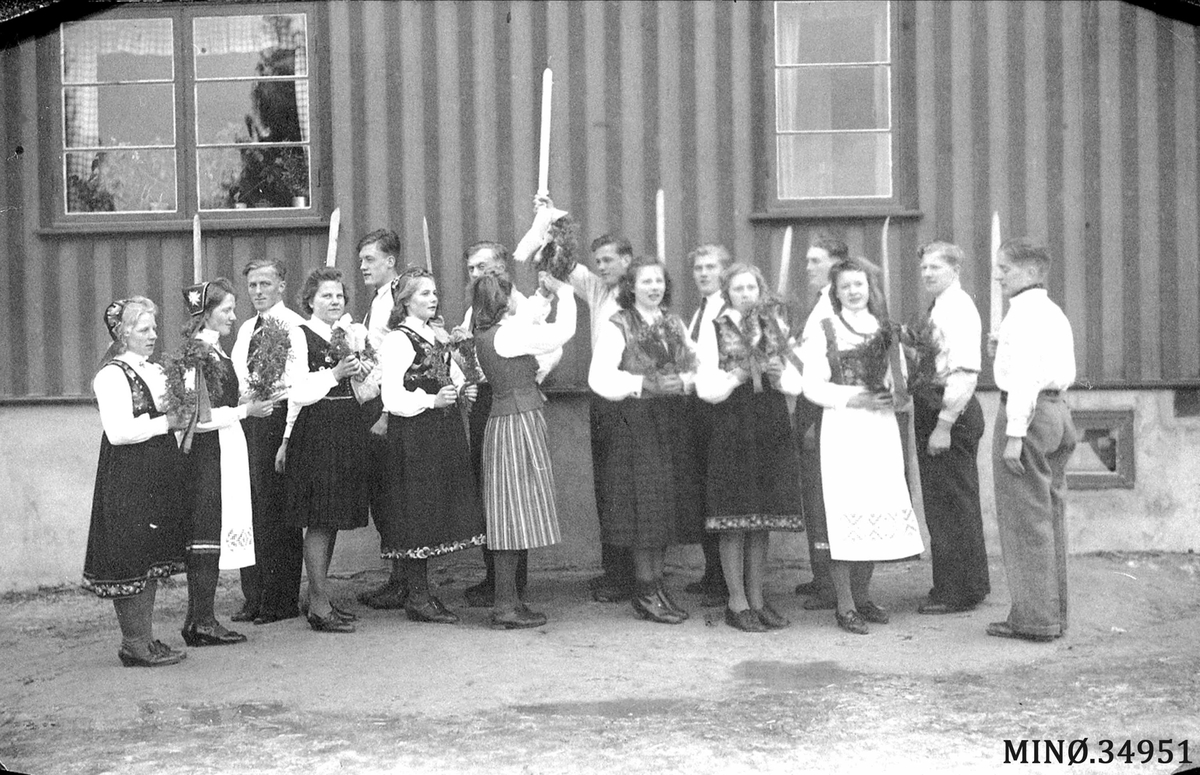 Framhaldsskolen i Tylldalen ca. 1943. Sverddans. 