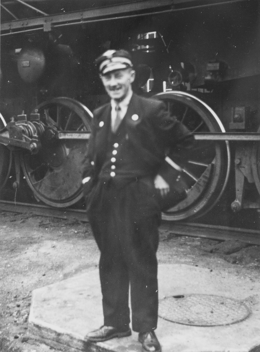 Lokomotivføreren foran damplokomotiv type 63a.