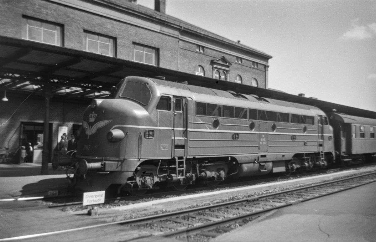 Dansk diesellokomotiv type My nr. 1107 med persontog på Ålborg stasjon.
