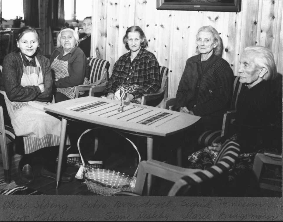 Portrett av fem eldre kvinner. Oline Støeng, Petra Brandvoll, Sigrid Tronheim, Goro Hyttemoen, Signe Nesteby og Marie Bangsmoen