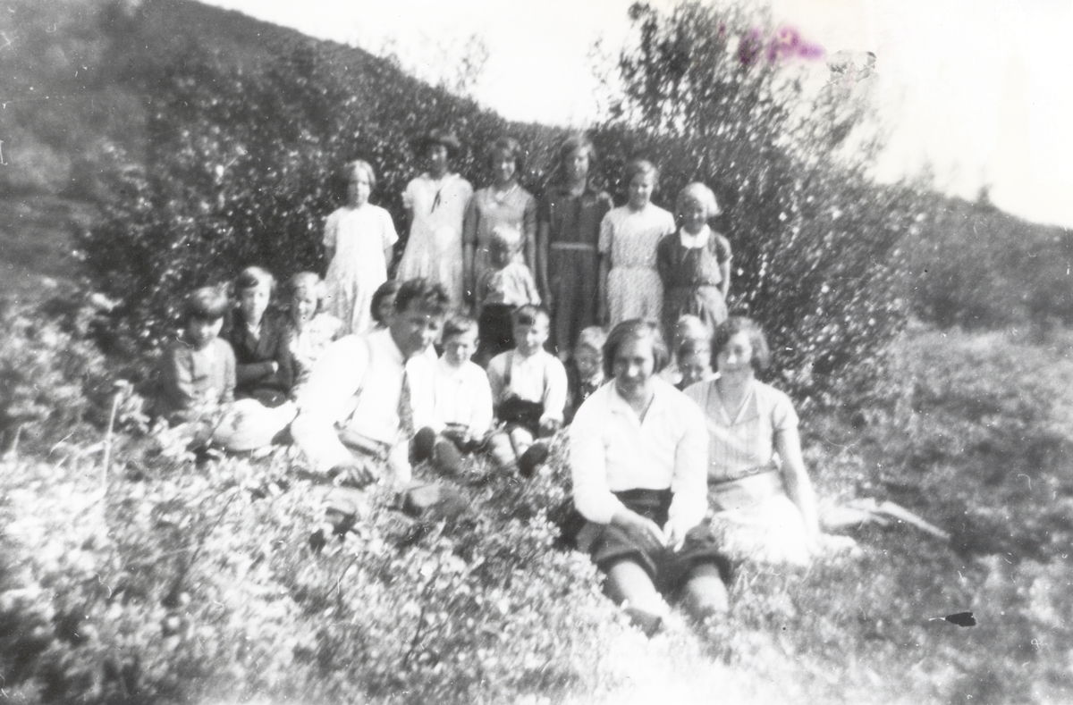 Skoleklasse planter skog i plantefeltet oppfør kirkegården på Skaland, 1933