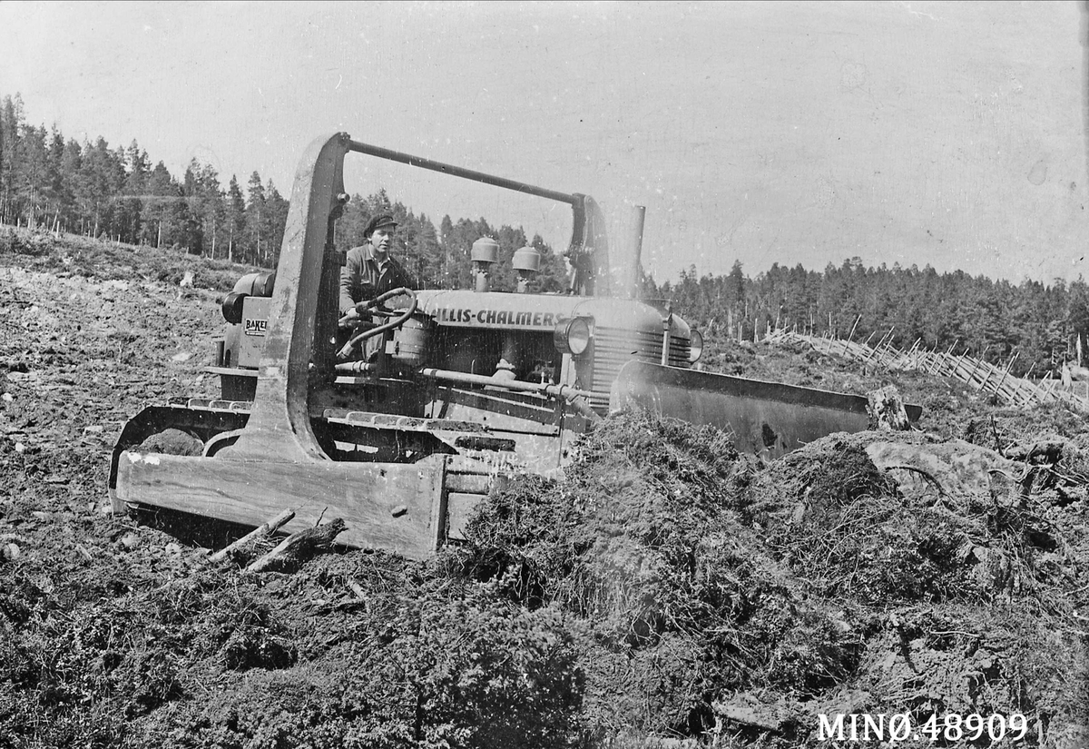 Den første bulldozeren til Leif Ramlo. Bildet er tatt i Kleven på Tolga 19. 9. 1949. Nyrydding (først på 50-tallet)