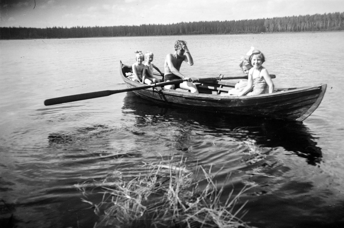 Barn i robåt, Rokosjøen. Søbergfamilien.
