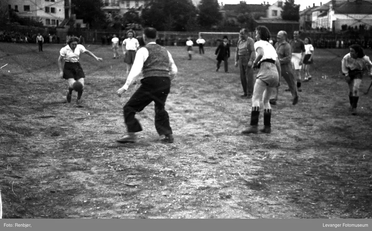 Oppvisningkamp i fotball mellom kvinner og menn på Lavanger Stadion.