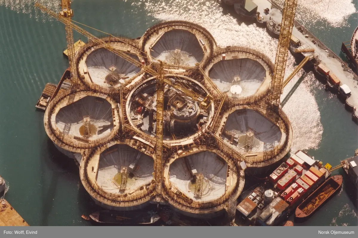 Betongskjørtet til Draugen støpes i tørrdokken i Jåttåvågen. Når bunnseksjonen er ferdig, fylles tørdokken med vann slik at betongkonstruksjonen flyter og kan slepes ut på dypere vann for å bli støypt ferdig.

Mai, 1991.