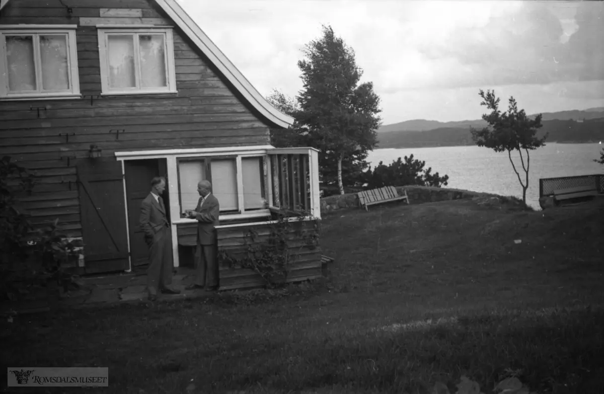 "1955"."Tur til Stavanger og Haugesund".Bildet er tatt v/ hytta til dr. Nervik fra Haugesund. Hytta står i Aksnes v/ Førresfjorden.