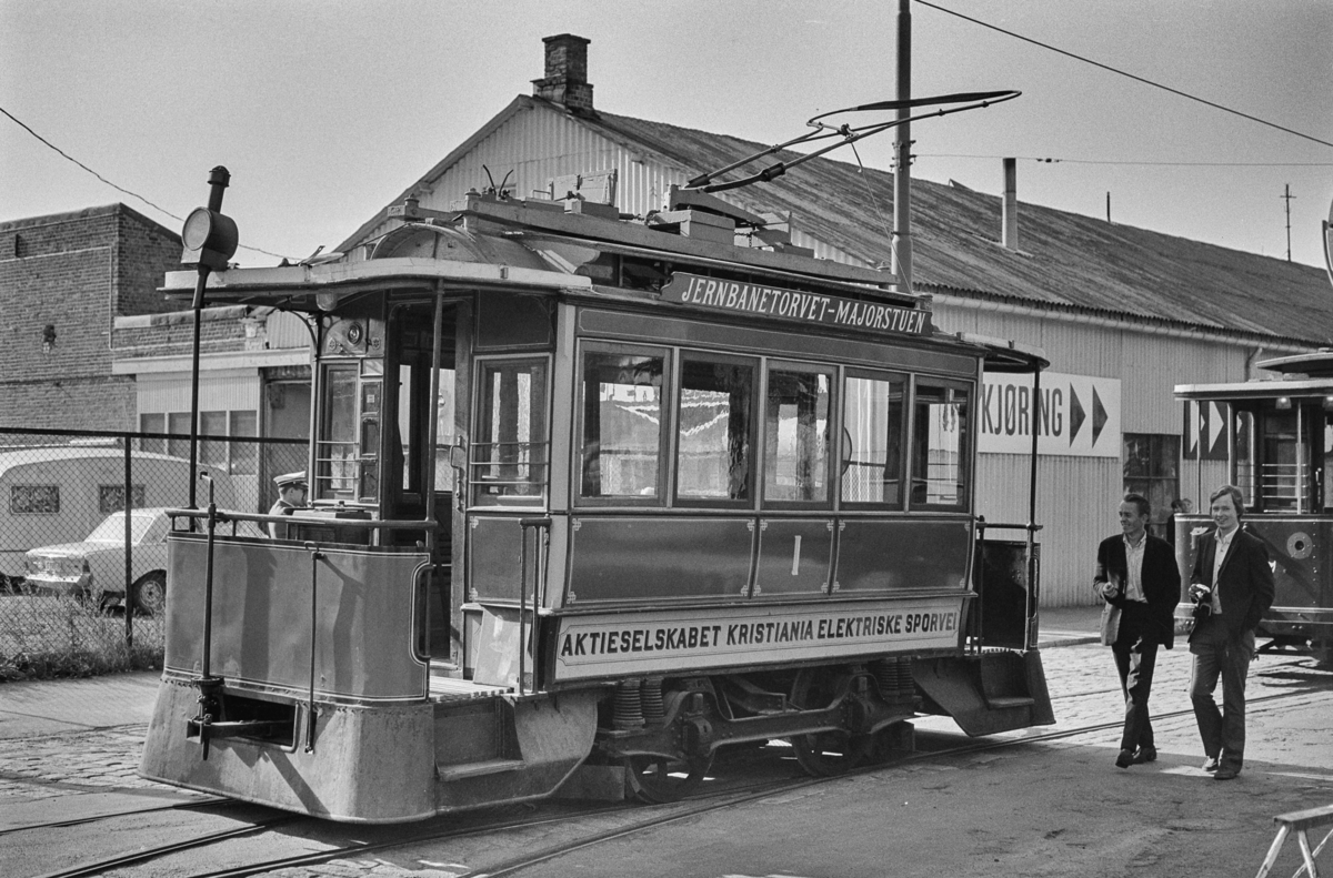 Oslo Sporveiers første elektriske sporvogn, vogn 1 på Majorstuen.