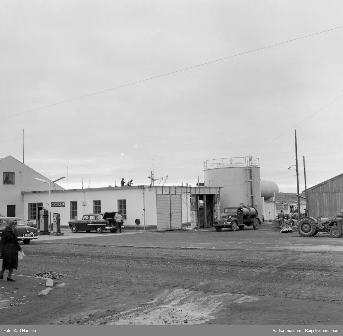 Vadsø sentrum 1959. Bildet er tatt fra krysset Tollbugata/W.Andersens gt. Shells bensinstasjon i Tollbugata og tankanlegg for drivstoff/brenselsolje.