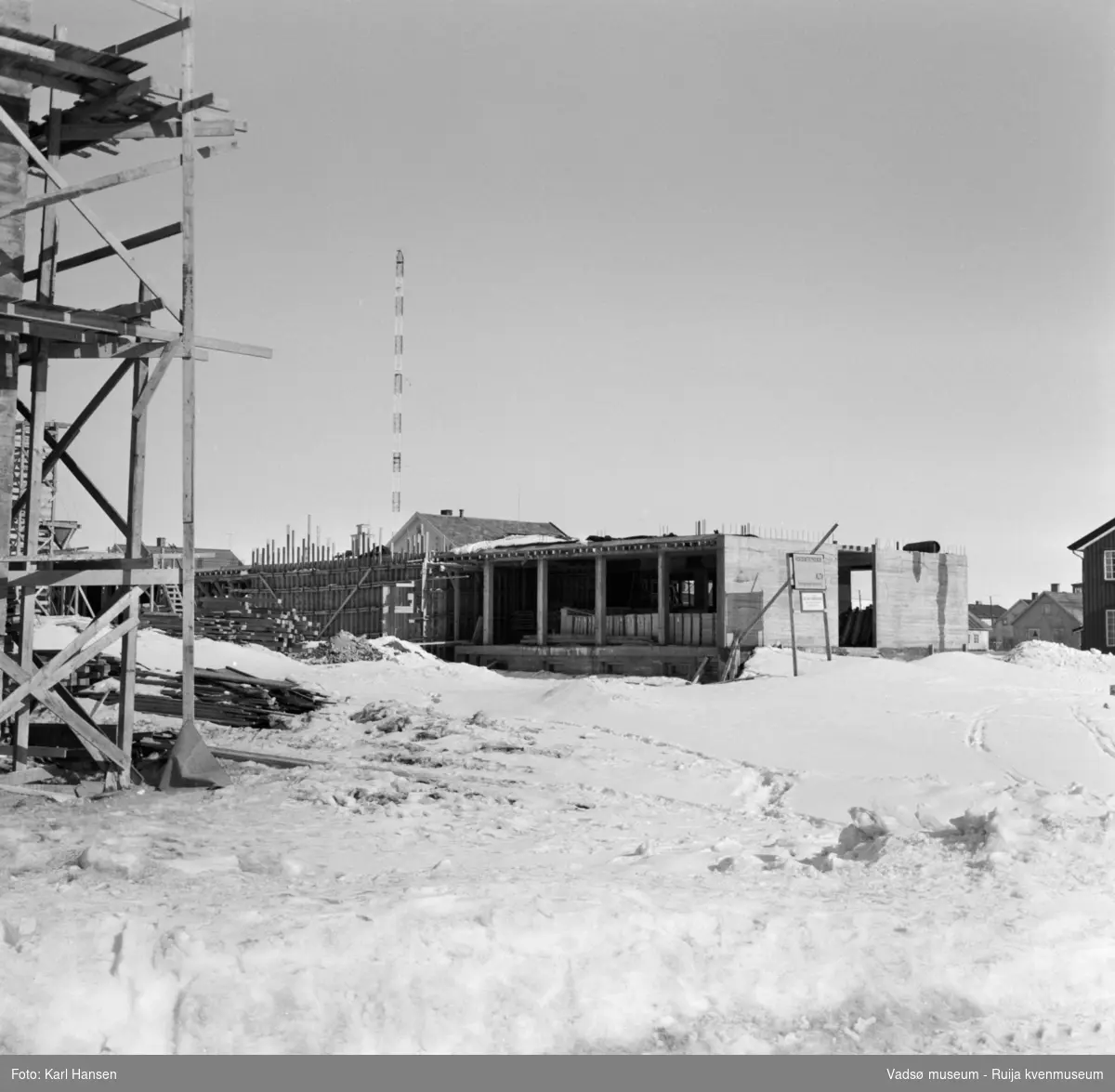 Vadsø 1962. Fylkesmannens administrasjonsbygg, i dag Statens hus,  under oppføring.