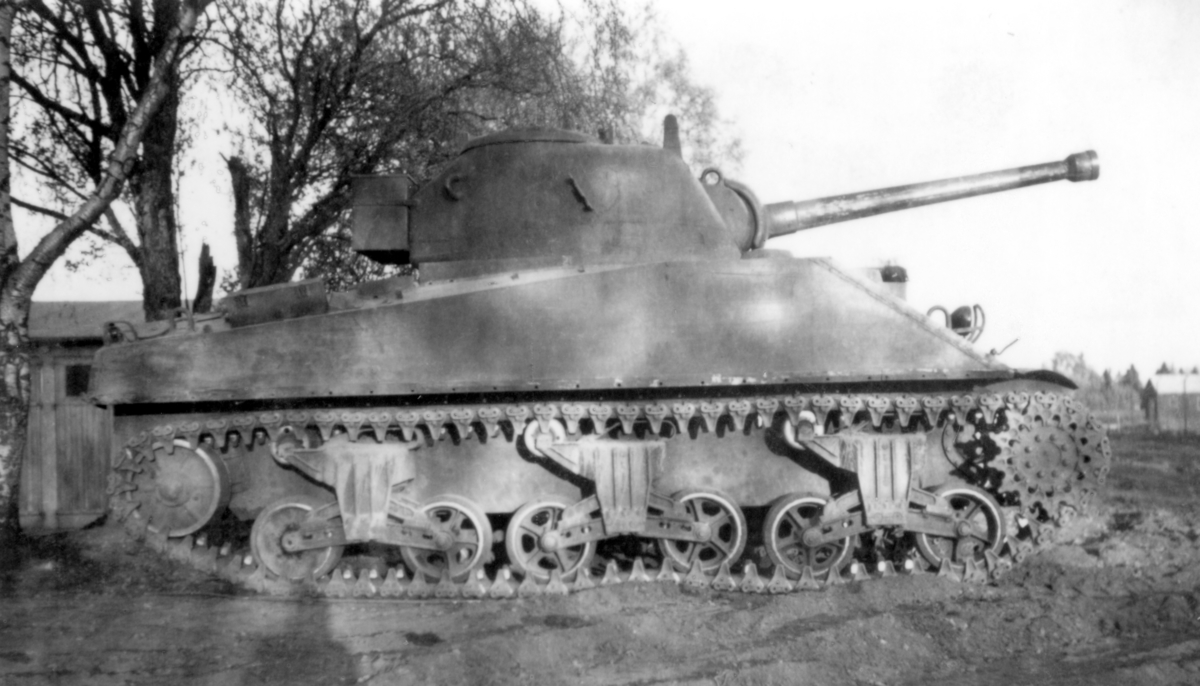 Amerikansk stridsvagn Sherman uppställd på garageområdet vid P 4 Skövde 1948.