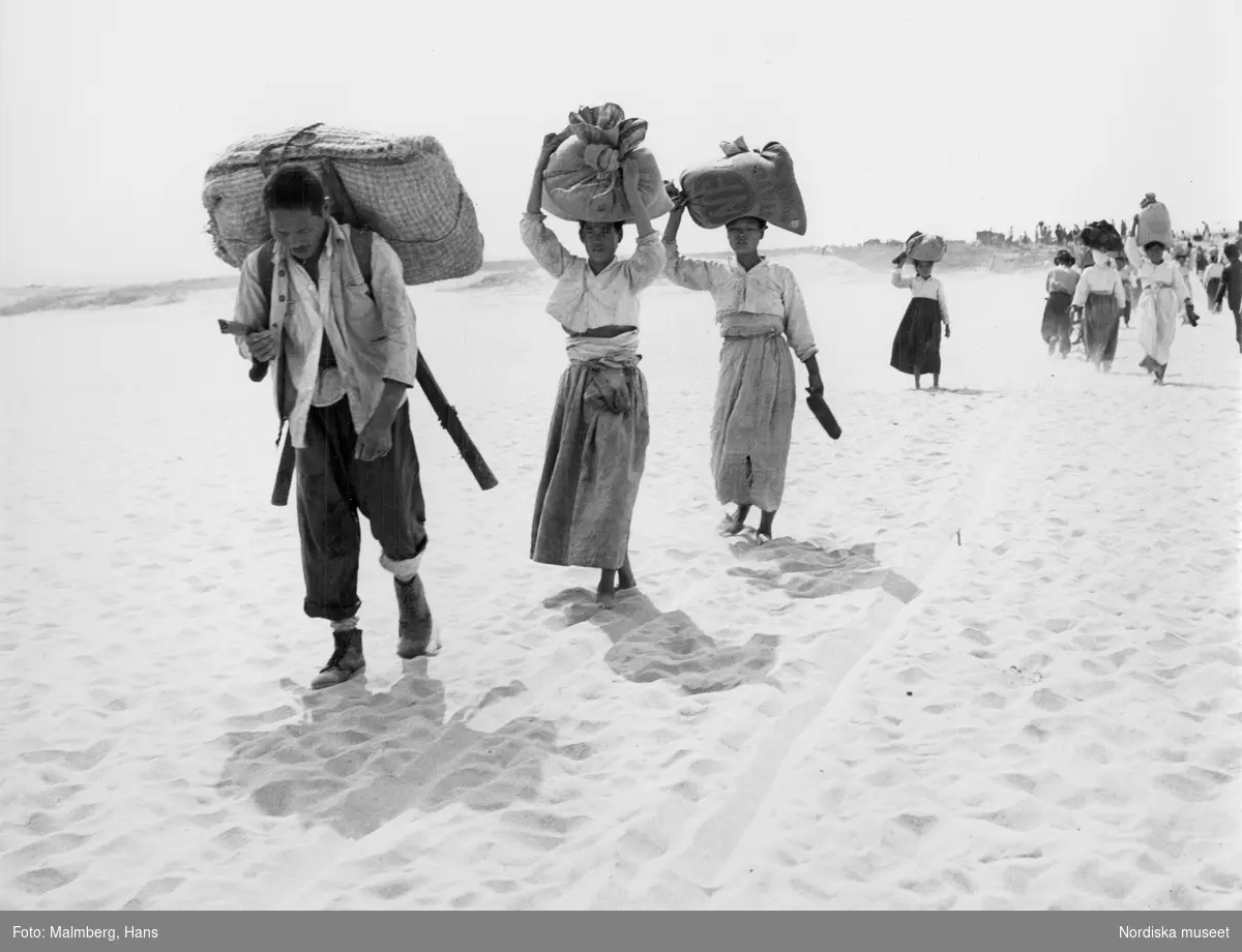 Koreakriget. Koreanska flyktingar bär på säckar.