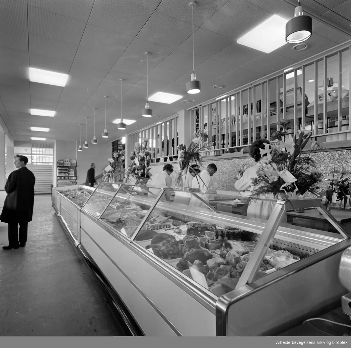 Oppsal. Nytt matvaresenter som spesialiserer seg på ferske varer. Mars 1964