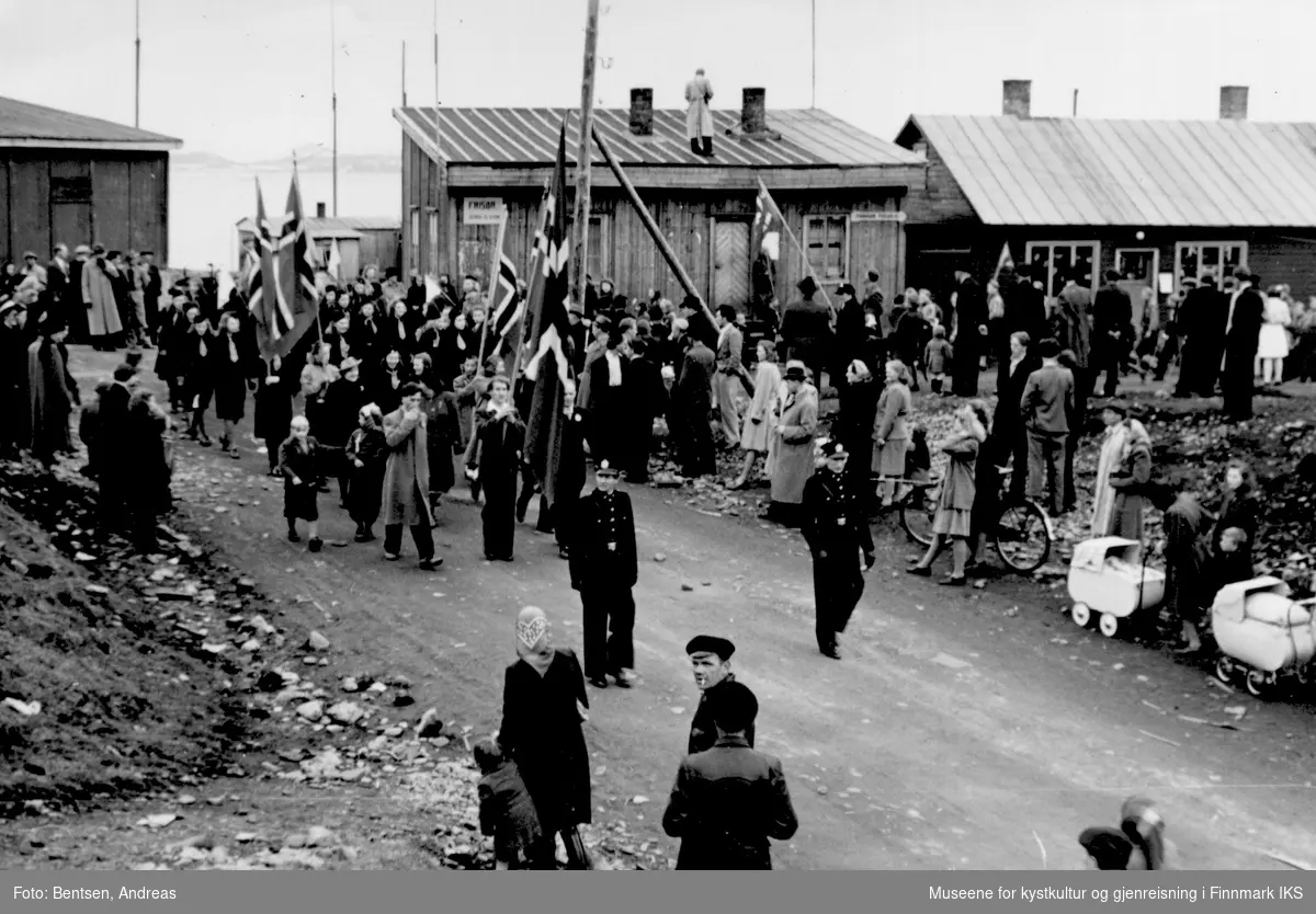 Gjenreisning. 17. mai-tog i Honningsvåg. 1947.
