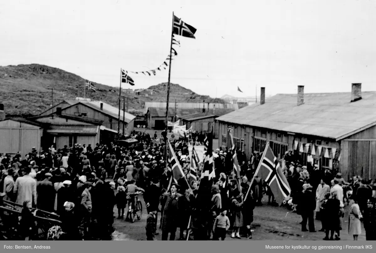 Gjenreisning. 17. mai-tog i Honningsvåg. Brakkebebygelsen på Holmen. 1947.