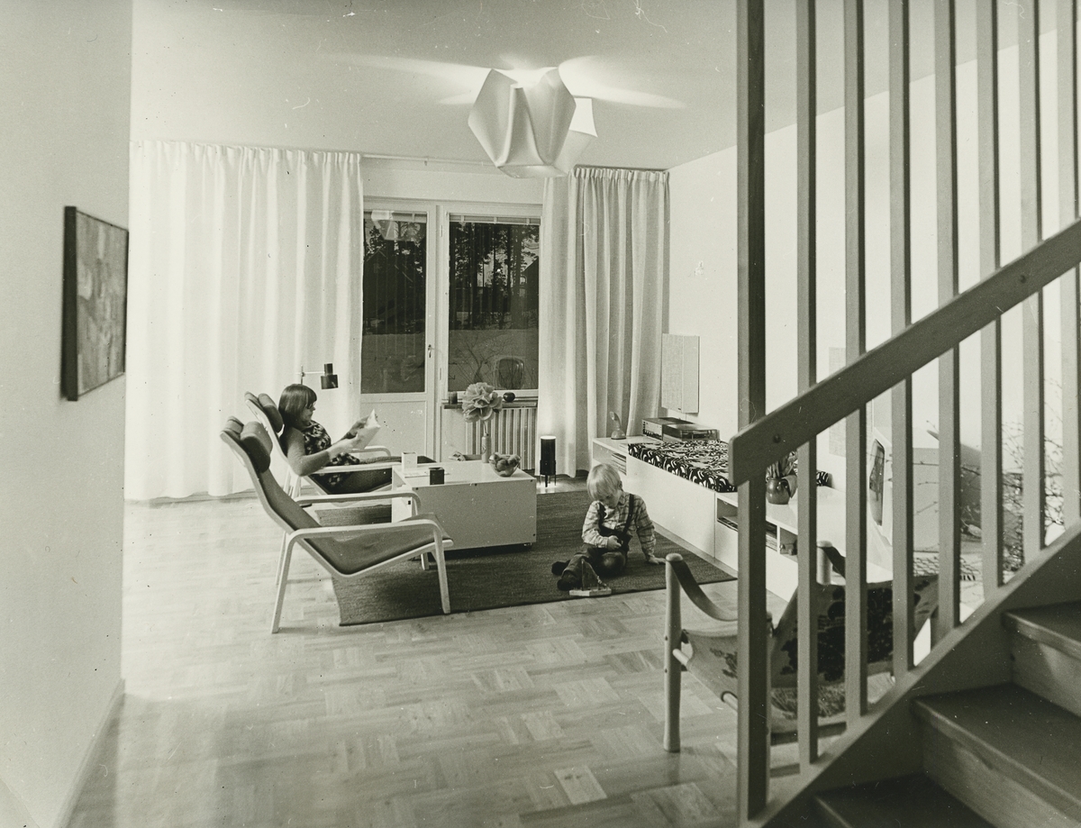 Interiör, vardagsrum i okänd fastighet. Sannolikt ett radhus. Stilen är av allt att döma från 1960-talet.